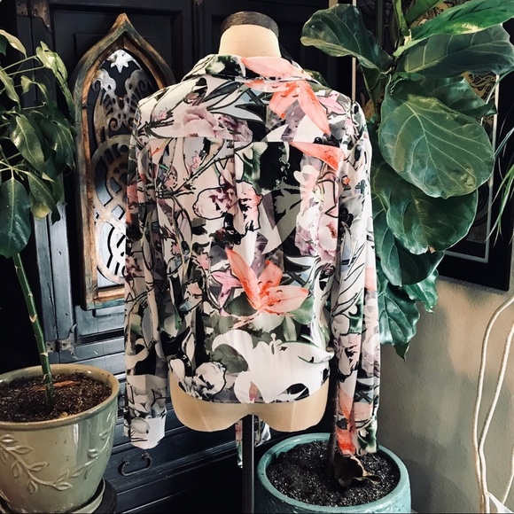 Johanne Beck watercolor floral front tie blouse - Picture 7 of 8